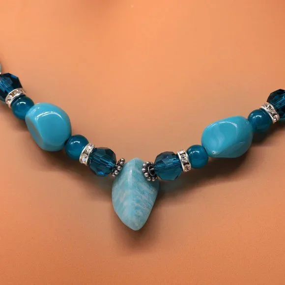 Turquoise necklace with teal Chrystals and large lobsrer clasp. - Picture 2 of 2